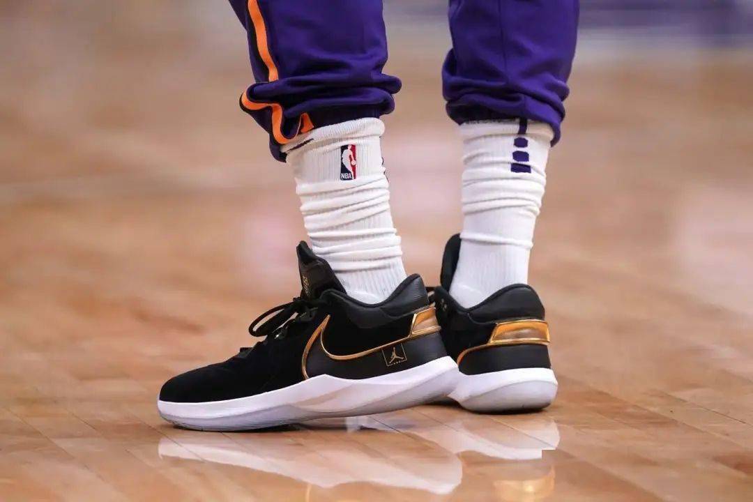 问鼎娱乐关于从埃因霍温清晨临场应变到拉齐奥今晚遗憾出局，Rookie连续三场比赛得分超过晋级的信息